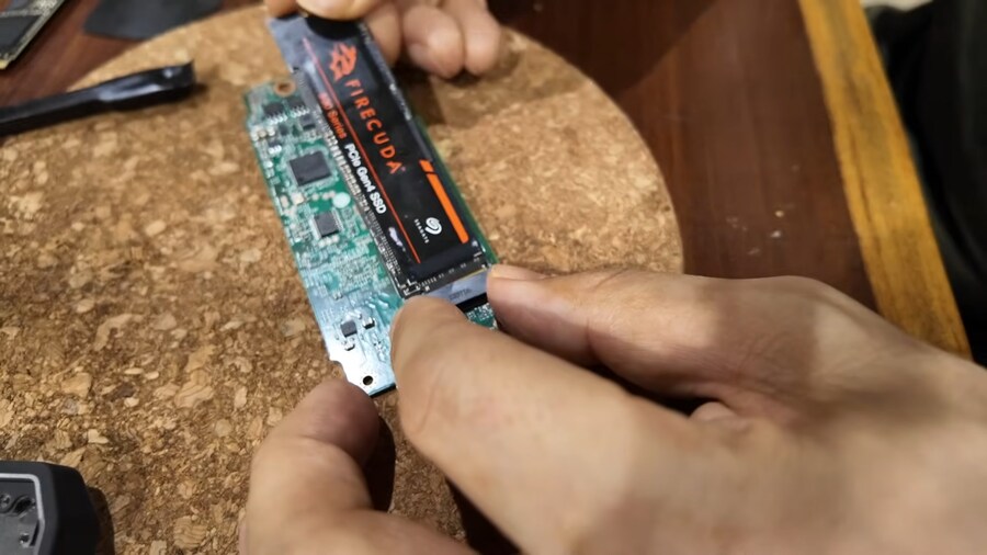 유튜브) 1테라 썬더볼트 외장 ssd 뚜따해서 4테라로 업글한 정종철_8.png