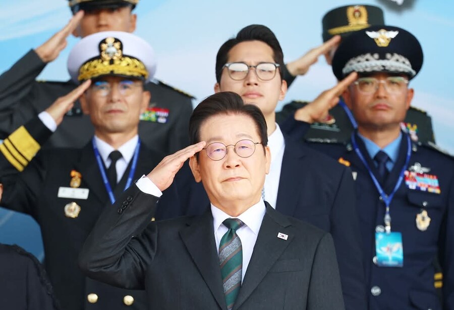 잼갤 문학) 갤주... 경례 각도 멋있네요_1.jpg