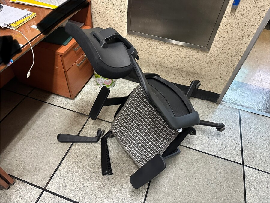 출근 한 지 얼마 한 돼서 의자 박살냈다_1.jpg