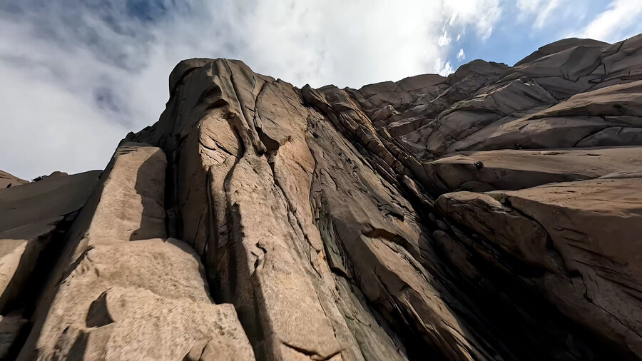 FPV 드론으로 본 울산바위 873m 다이브 (설악산 암벽등반 위험구간 실영상)_9.jpg