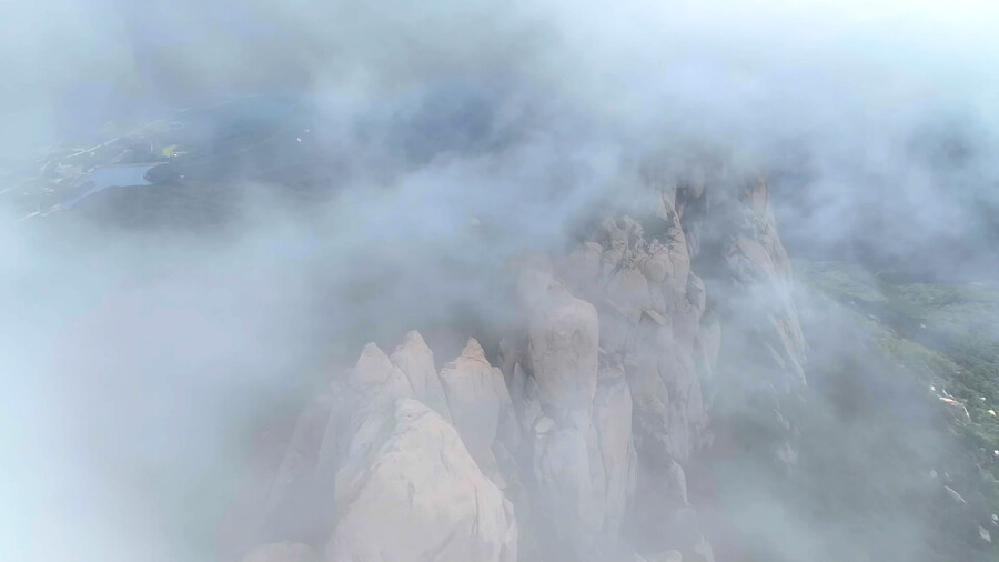 FPV 드론으로 본 울산바위 873m 다이브 (설악산 암벽등반 위험구간 실영상)_12.jpg