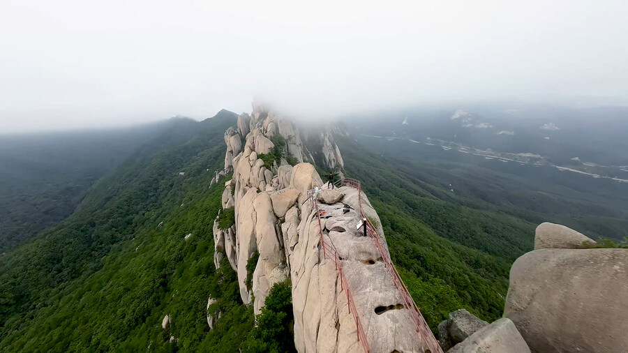 FPV 드론으로 본 울산바위 873m 다이브 (설악산 암벽등반 위험구간 실영상)_13.jpg
