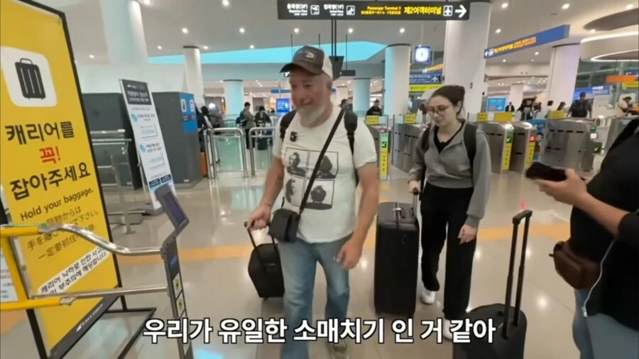 한국 처음 온 이탈리아 아재가 지하철에서 보고 놀란것_4.webp