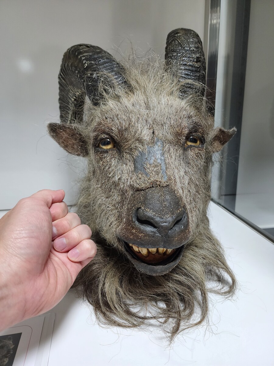 영화 제작에 실제로 사용된 소품 컬렉션_3.jpg