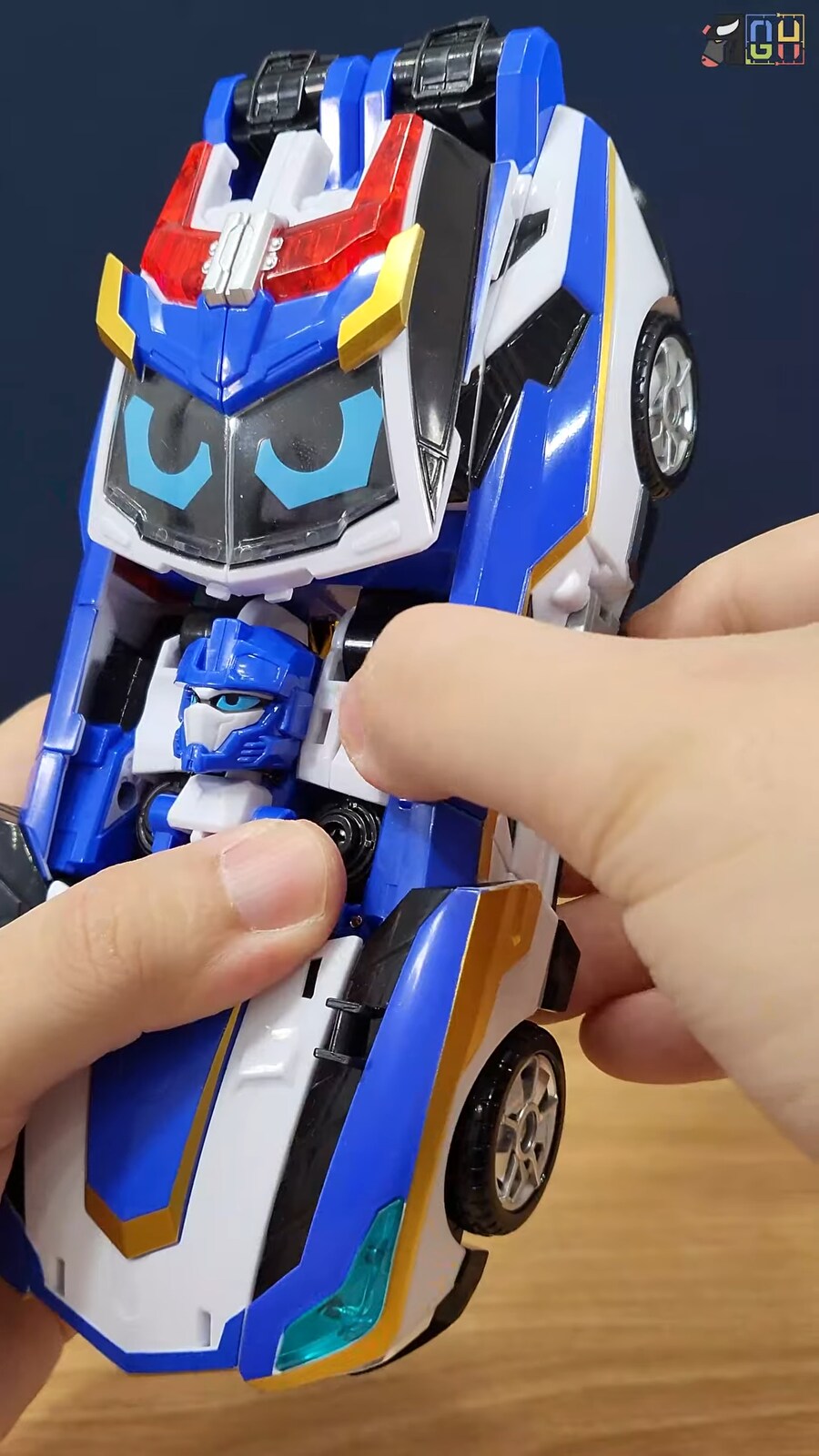 메탈카드봇) 얼굴만 없었으면 합체 하는줄 몰랐을텐데_1.png