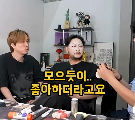 딸아..넌 입술은 하난데 왜 립밤은 여덟개가 필요하니?_4.png