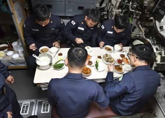 잠수함 생활을 교도소 생활과 비교한 밀리터리 작가_2.jpg