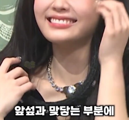 노출사고 터질까봐 코디가 옷을 붙여버린 연예인_4.jpg