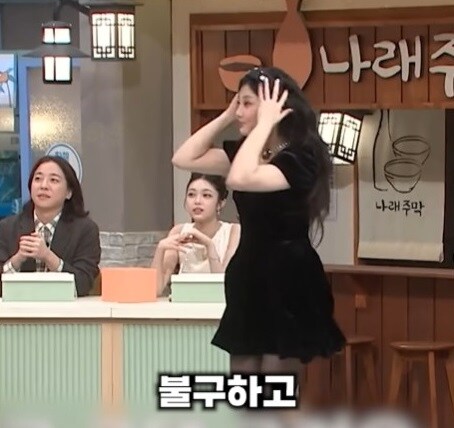 노출사고 터질까봐 코디가 옷을 붙여버린 연예인_10.jpg