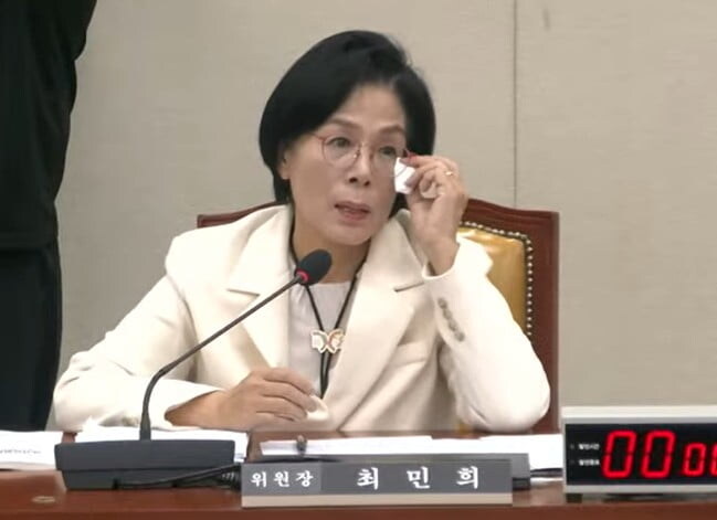 눈물 닦는 최민희 포착…국힘, 과방위 국감서 '십자포화'_1.jpg