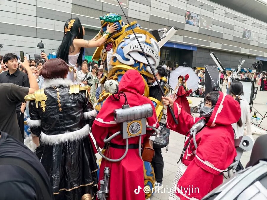 서양 커뮤에서 화제였다는 여성 코스프레이어.JPG_1.jpg