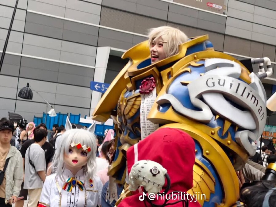 서양 커뮤에서 화제였다는 여성 코스프레이어.JPG_3.jpg