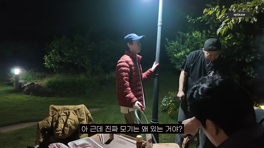 모기에 대해 열띤 토론을 하는 에픽하이_1.png