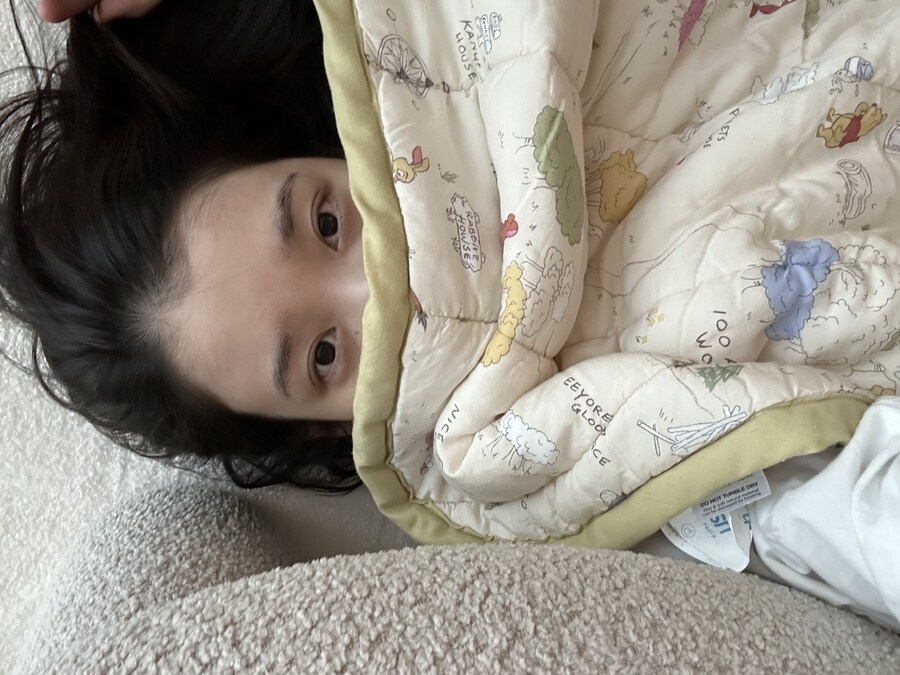 소파 밑에 누워있는 아이유 이불 정보_7.jpg
