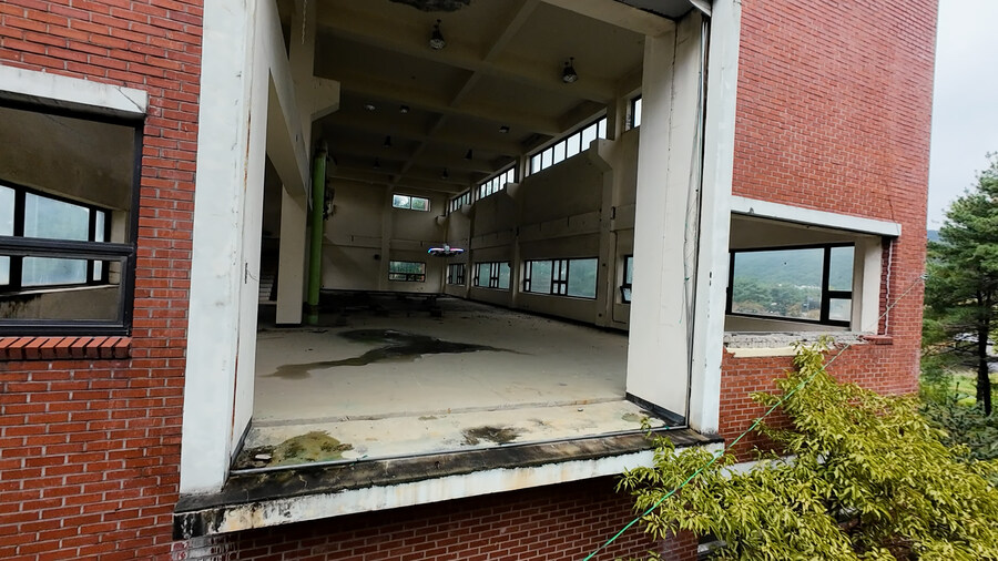 어두운 폐건물 탐사를 위한 드론의 필수 아이템은 뭘까?_8.jpg