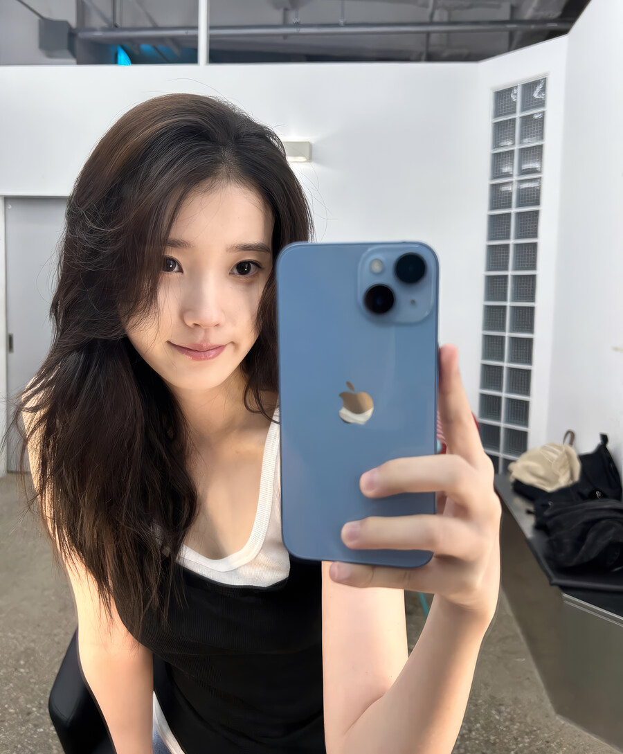 2025.11.06 아이유 인스타그램 사진 보정_1.jpg