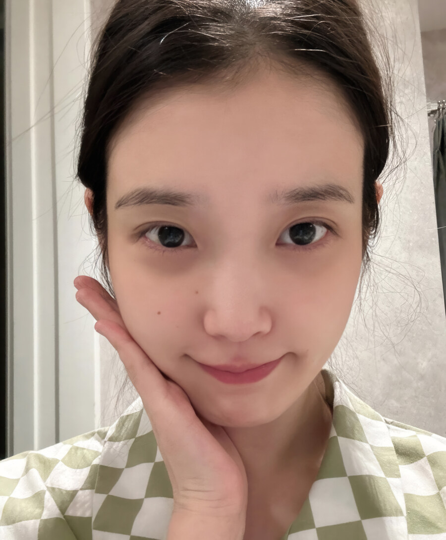 2025.11.06 아이유 인스타그램 사진 보정_7.jpg