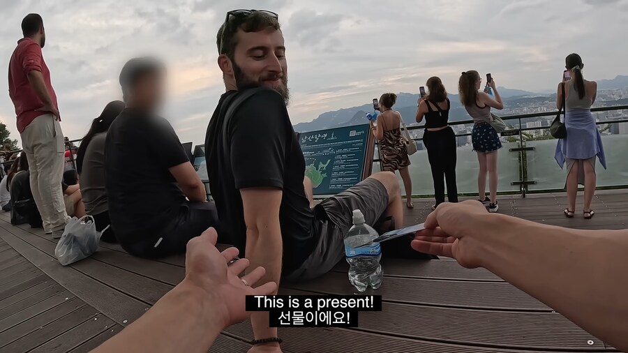유튜브) 외국인들 사진찍어서 선물해주는 유튜버_8.png