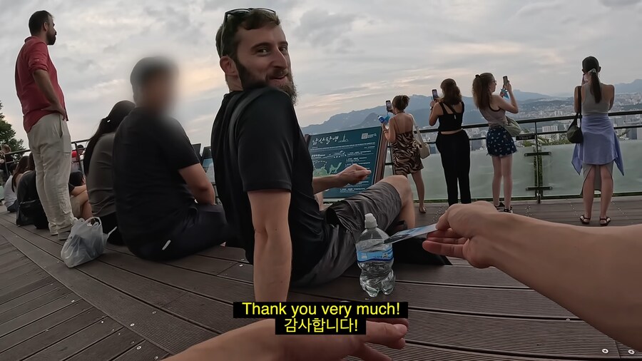 유튜브) 외국인들 사진찍어서 선물해주는 유튜버_9.png