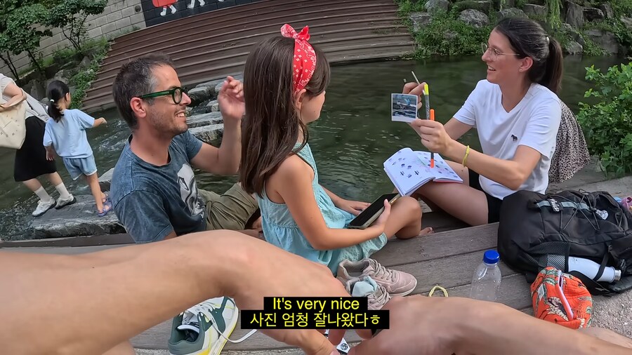 유튜브) 외국인들 사진찍어서 선물해주는 유튜버_21.png