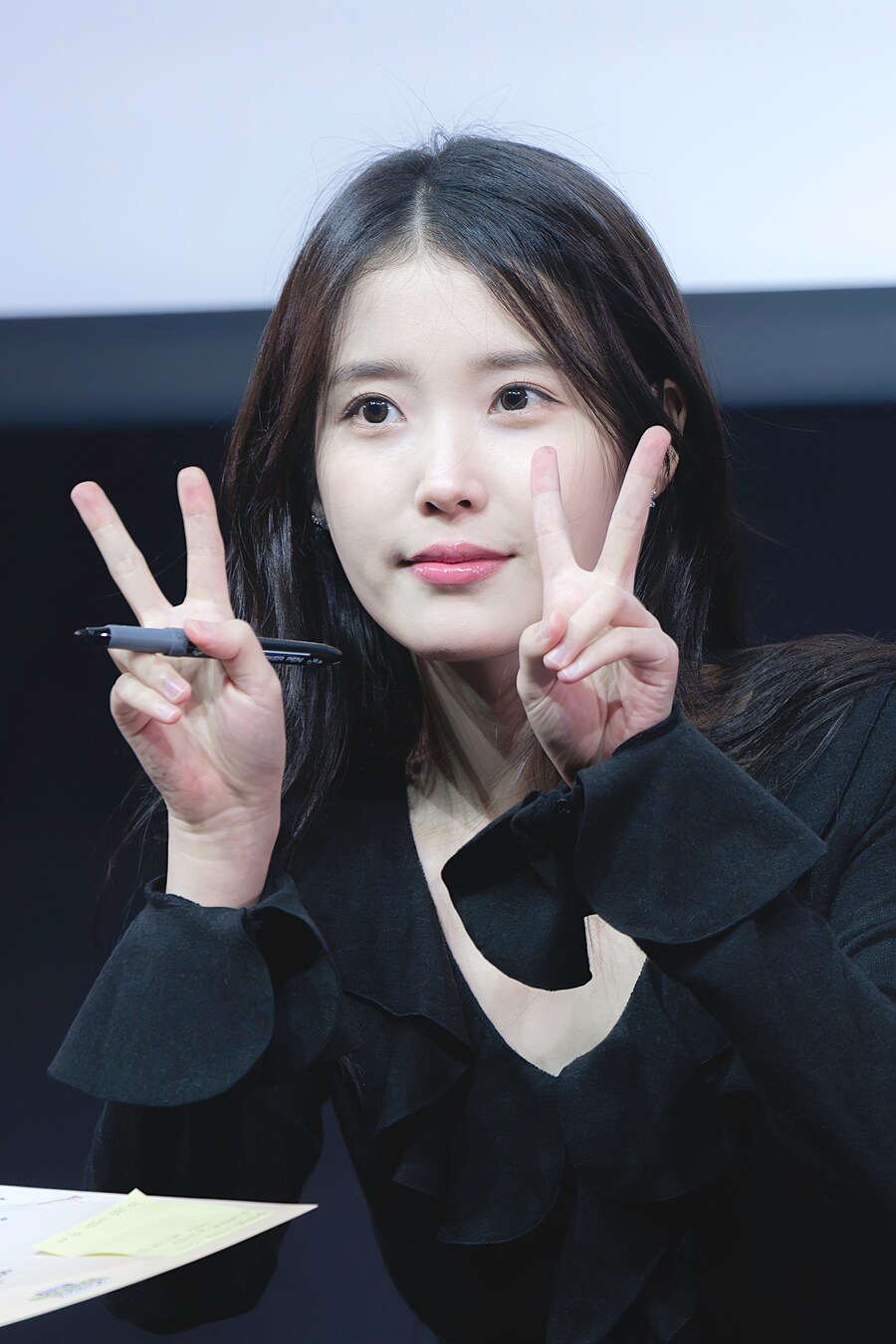 2025.11.07 아이유 푸라닭 팬싸인회(셀카봉)_6.jpg