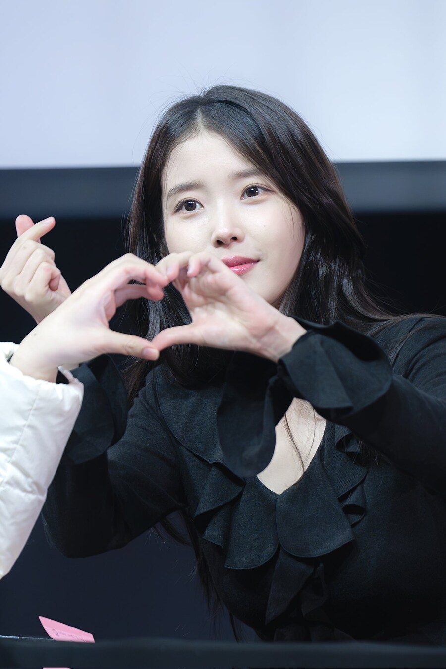 2025.11.07 아이유 푸라닭 팬싸인회(셀카봉)_11.jpg