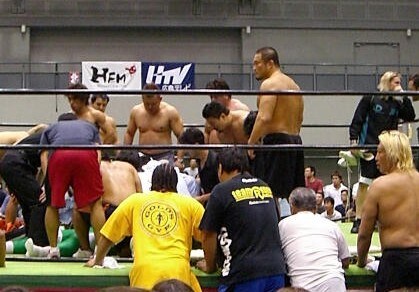 프로레슬링 경기 중에서 실수로 상대를 죽이면 어떻게 될까?_2.jpg