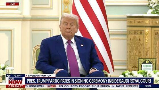 '졸린 바이든' 조롱하던 트럼프, 백악관 행사서 꾸벅꾸벅…'슬리피 돈' 역풍_1.jpg