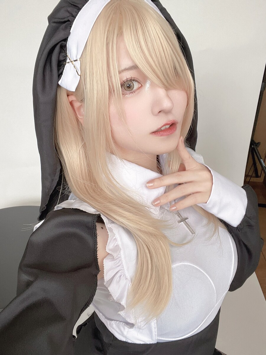 망사스타킹 신은 수녀 코스프레_1.jpg