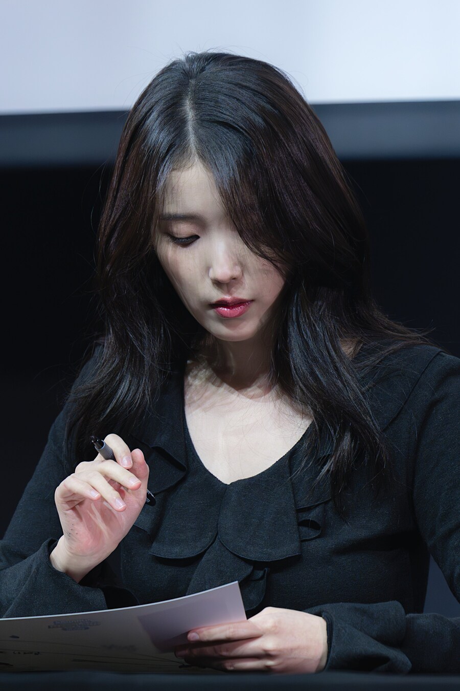 2025.11.07 아이유 푸라닭 팬싸인회(셀카봉)_16.jpg