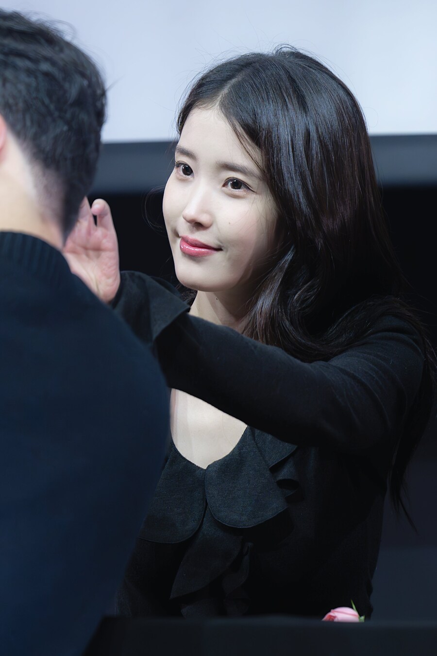 2025.11.07 아이유 푸라닭 팬싸인회(셀카봉)_17.jpg