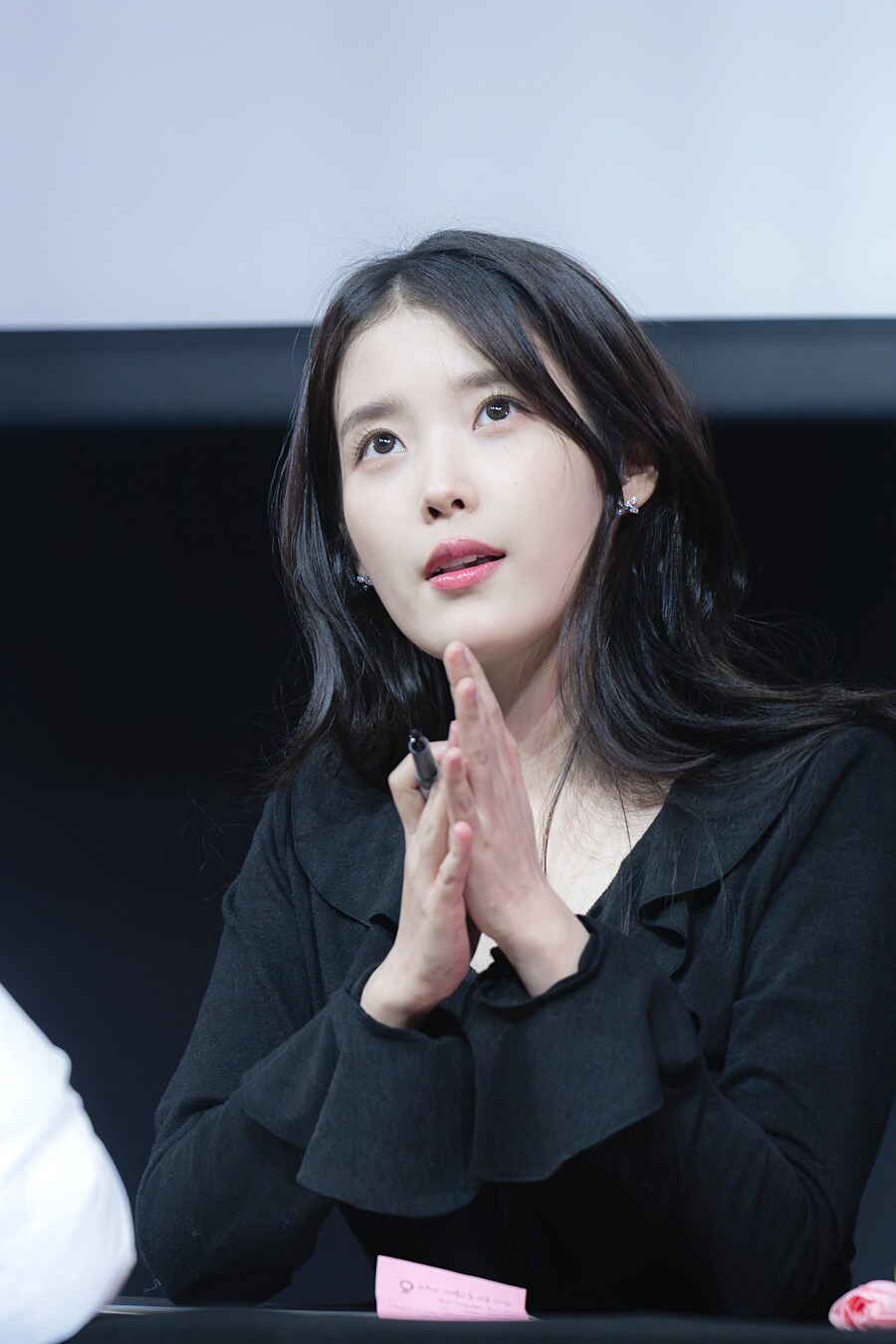 2025.11.07 아이유 푸라닭 팬싸인회(셀카봉)_19.jpg