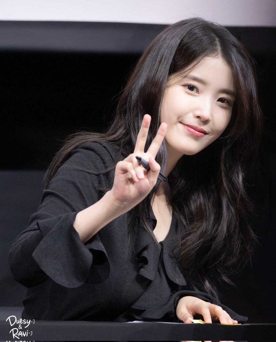 2025.11.07 아이유 푸라닭 팬싸인회(듀시)_2.jpg