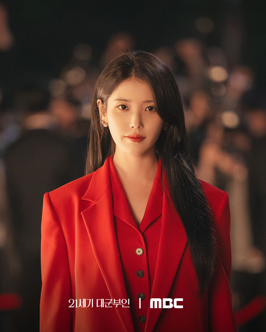 '재벌 상속녀' 아이유X'왕자' 변우석 만난다...'21세기 대군부인' 스틸 공개_3.jpg
