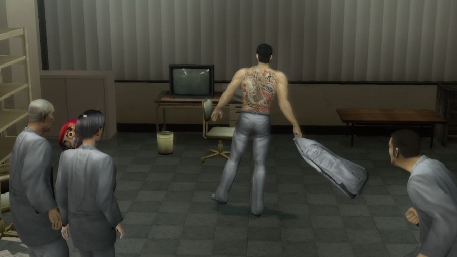 [용과같이]자신의 등짝을 보여주는 키류 카즈마_1.jpg