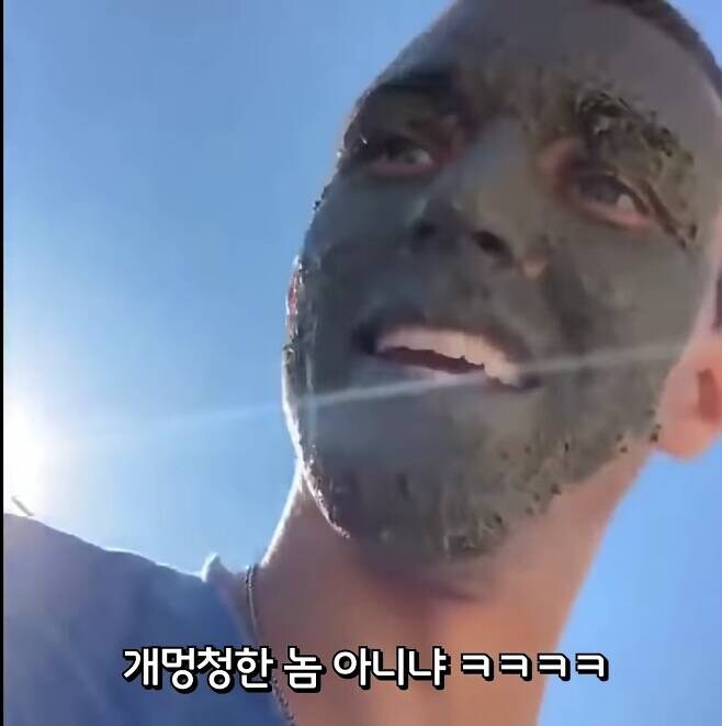 콘크리트에 얼굴 꼬라박은 사람_3.jpg