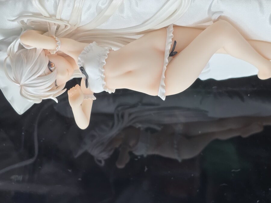 혼란한 와중에 피규어 장식장 조명달아줌_2.jpg