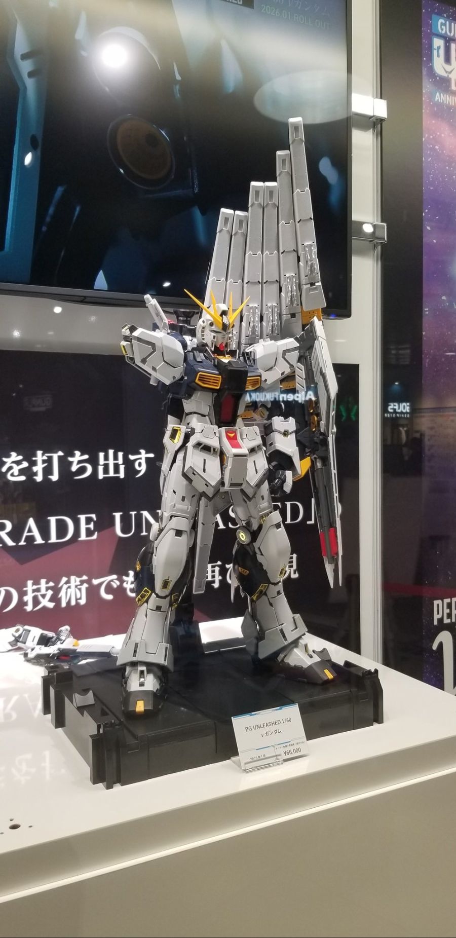 PG 언리쉬드 뉴 건담 후쿠오카점 전시 사진 (오른팔 낙하)_1.jpg