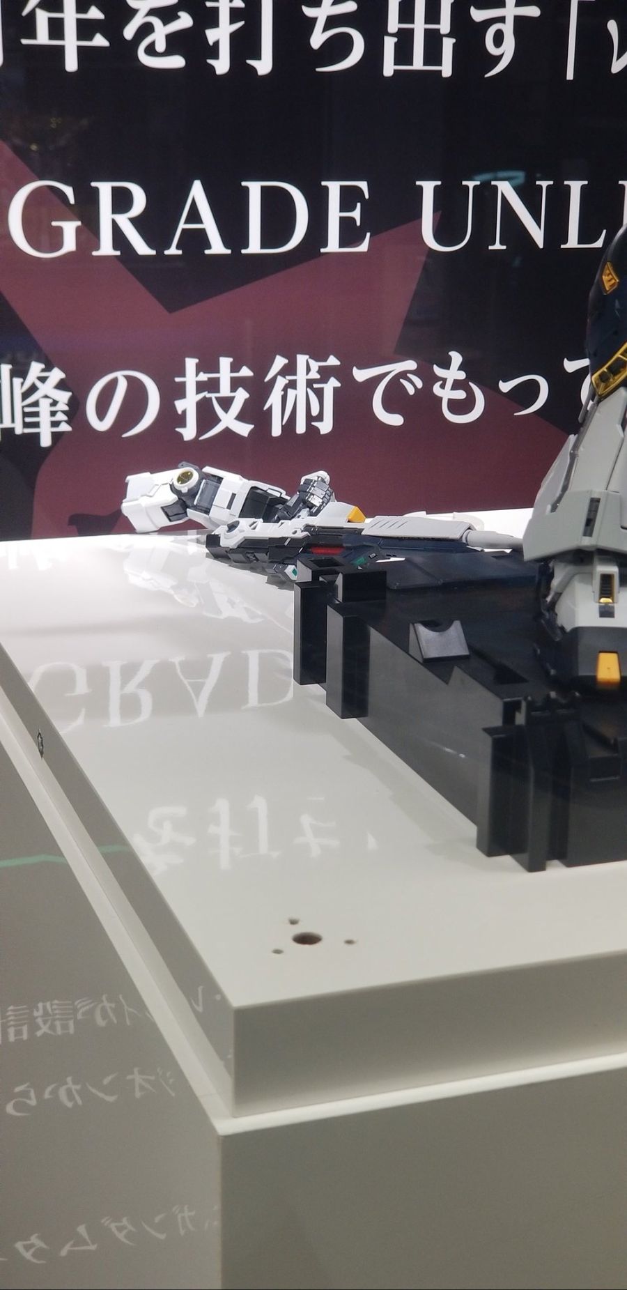 PG 언리쉬드 뉴 건담 후쿠오카점 전시 사진 (오른팔 낙하)_3.jpg
