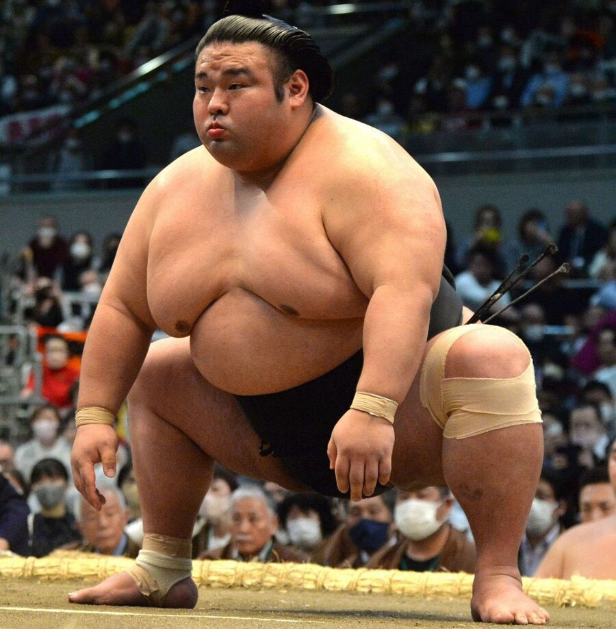 팬티 하나 입고 아파트를 부르는 스모 선수_1.jpg