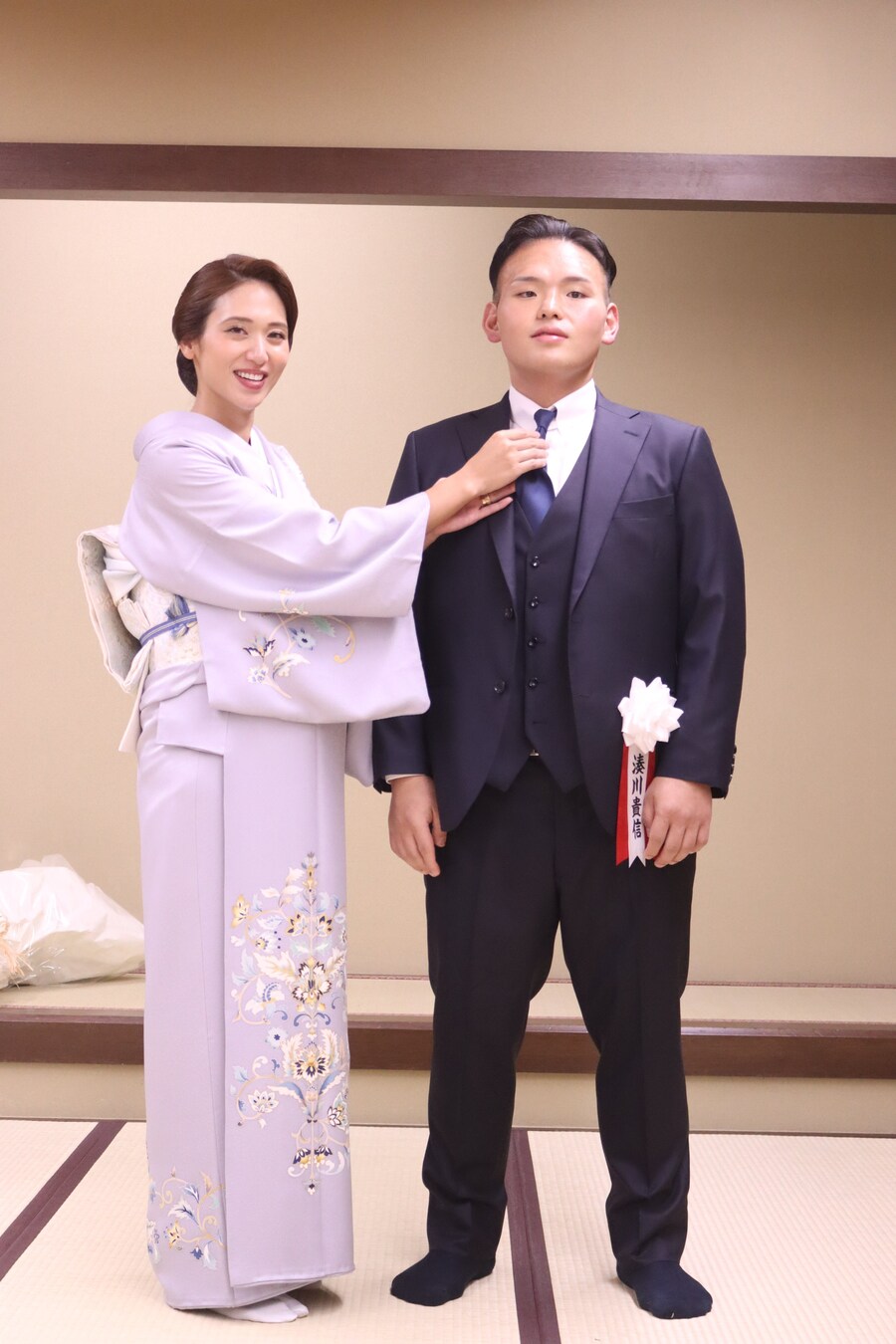 팬티 하나 입고 아파트를 부르는 스모 선수_2.jpg