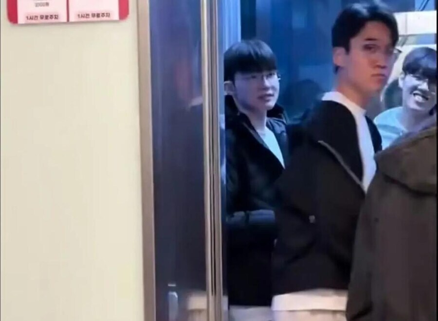 롤] T1에 입단한 페이즈에게 닥치는 큰 시련_1.jpg