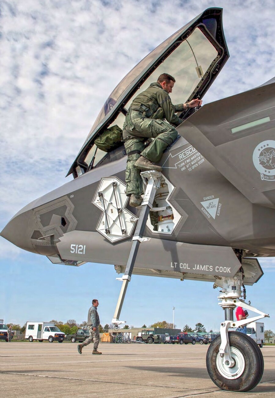 전투기 의외로 위험하게 타네_1.jpg