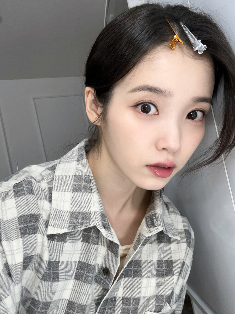 2025.11.20 아이유 베리즈 포스트 사진 보정_2.jpg