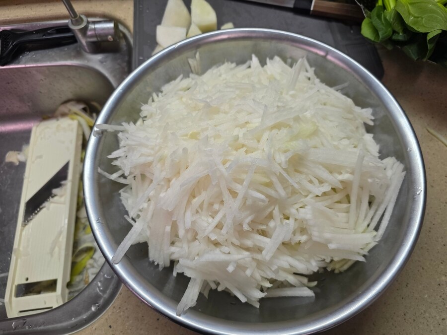 직장에서 3천원씩 걷어서 해먹는 점심 무생채비빔밥_1.jpg