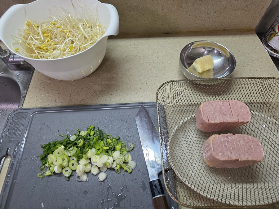 직장에서 3천원씩 걷어서 해먹는 점심 무생채비빔밥_3.jpg