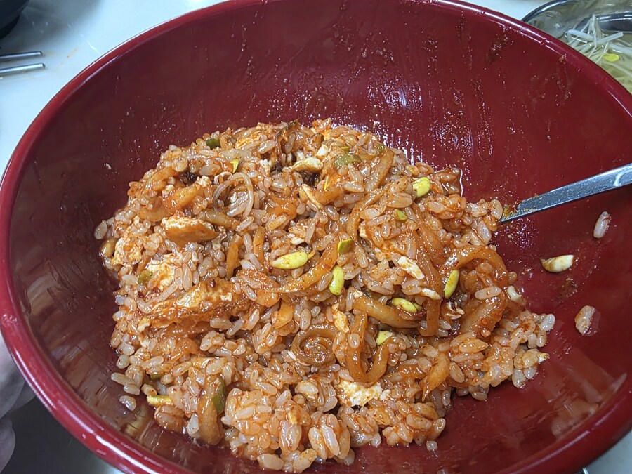 직장에서 3천원씩 걷어서 해먹는 점심 무생채비빔밥_10.jpg