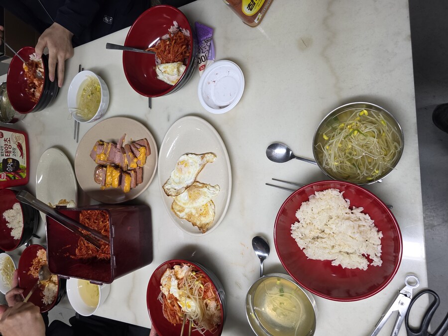 직장에서 3천원씩 걷어서 해먹는 점심 무생채비빔밥_7.jpg