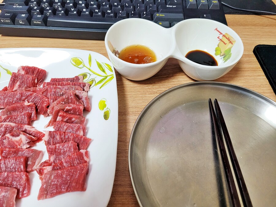 육회 썰어서 참기름장이랑 와사비간장에 먹기_2.jpg