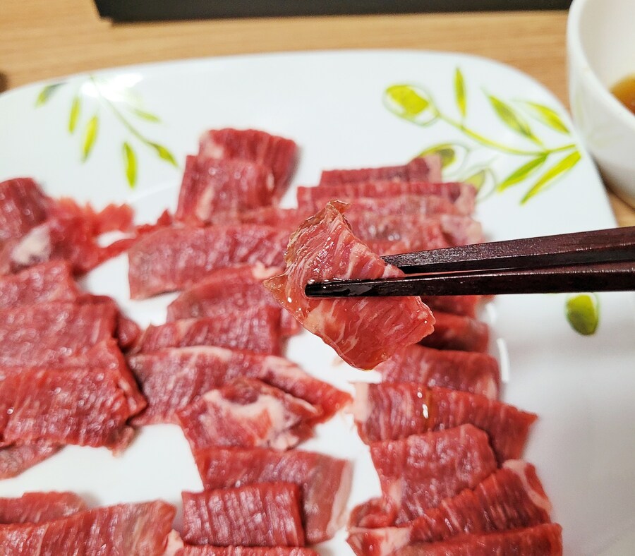 육회 썰어서 참기름장이랑 와사비간장에 먹기_3.jpg